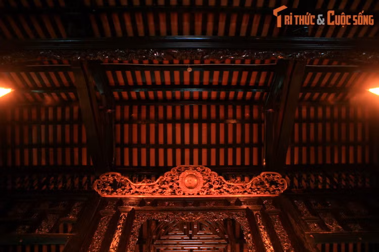 Theo các tư liệu lịch sử, tòa dinh thự cổ được khởi công xây dựng năm 1911, khánh thành năm 1920. Tòa nhà được xây dựng với đội ngũ thợ xây, thợ mộc hạng ưu được đưa từ Gia Định về, thợ chạm khắc là các nghệ nhân kỳ cựu đón từ Miền Bắc.