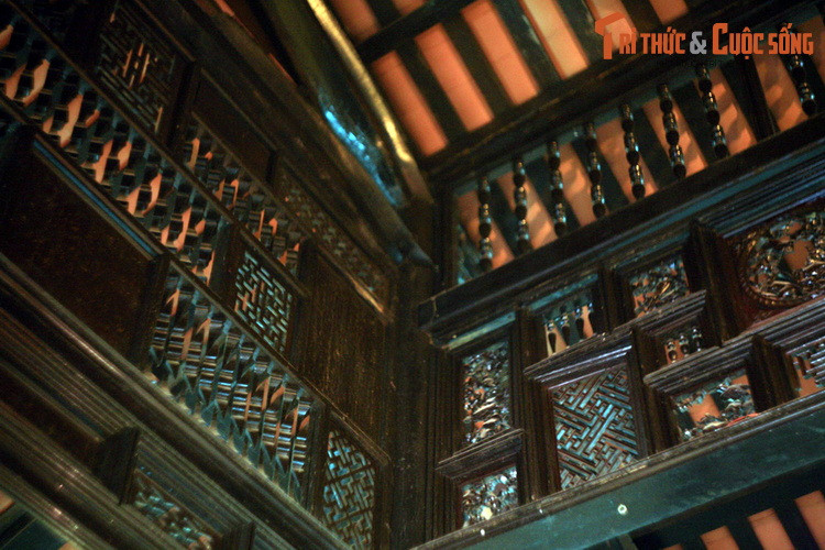 Tòa nhà nhà có kiến trúc “nửa Tây nửa Ta” độc đáo, khá thịnh hành ở Nam Bộ đầu thế kỷ 20: Bên ngoài được xây dựng theo kiểu nhà hộp trang trí hoa văn theo lối kiến trúc của người phương Tây nhưng bên trong có kiến trúc theo kiểu nhà cổ Việt Nam.