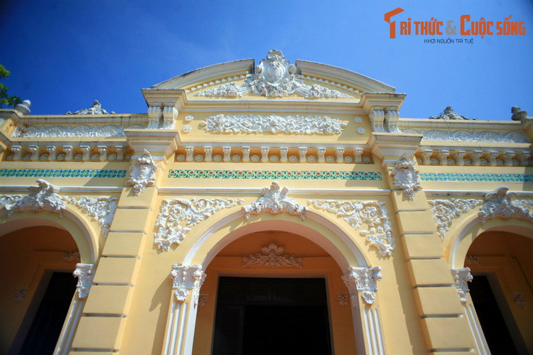 Tòa nhà này thường được dân địa phương gọi là Cái Nhà Lớn, do ông Trần Nhuệ, một địa chủ lớn trong vùng cho xây dựng. Sau này ông Trần Quang Chiêu (con thứ ba của ông Trần Nhuệ) thừa hưởng ngôi nhà nên công trình còn có tên gọi là nhà ông Ba Chiêu.