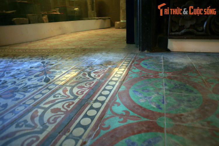 Đất đắp nền nhà lấy ở biển về chở bằng xe con rùa và dùng đá kè để làm móng. Thời gian hoàn thành xong nền nhà mất 3 năm. Nguyên vật liệu xây dựng chủ yếu mua từ Miền Đông. Riêng gạch hoa lát nền nhập từ Pháp.