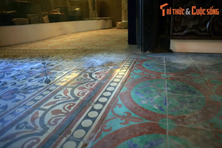 Đất đắp nền nhà lấy ở biển về chở bằng xe con rùa và dùng đá kè để làm móng. Thời gian hoàn thành xong nền nhà mất 3 năm. Nguyên vật liệu xây dựng chủ yếu mua từ Miền Đông. Riêng gạch hoa lát nền nhập từ Pháp.