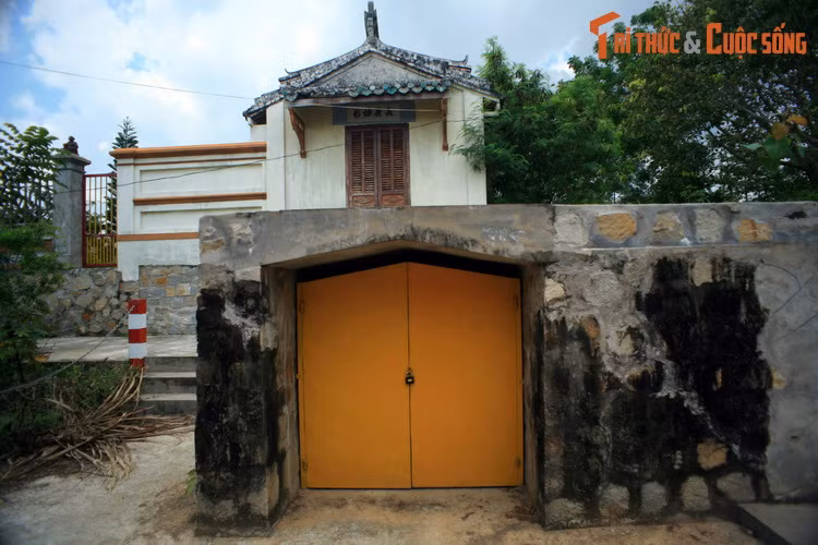 Theo đó, dưới nền của đền thờ là một tầng hầm rộng hàng trăm mét. Lối vào khu hầm được xây dựng ở góc phía Tây khu lăng mộ, thoạt nhìn có thể lầm tưởng là một nhà kho.