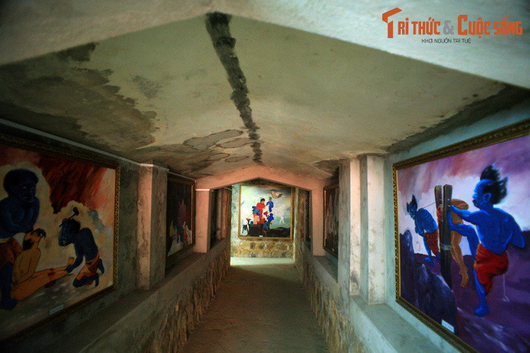 Sau cánh cổng của lối vào này là một đường hầm dài hàng chục mét, trên vách hầm có những tranh tượng phù điêu miêu tả cảnh thập điện.