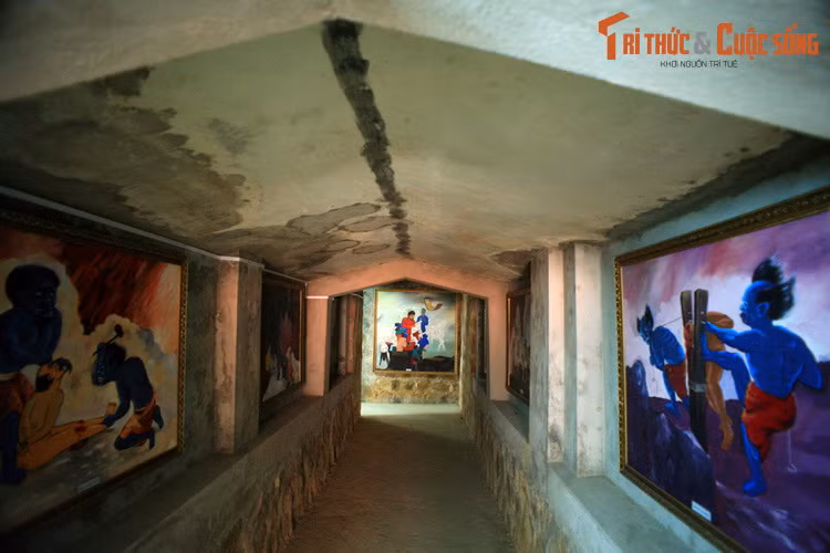 Sau cánh cổng của lối vào này là một đường hầm dài hàng chục mét, trên vách hầm có những tranh tượng phù điêu miêu tả cảnh thập điện.