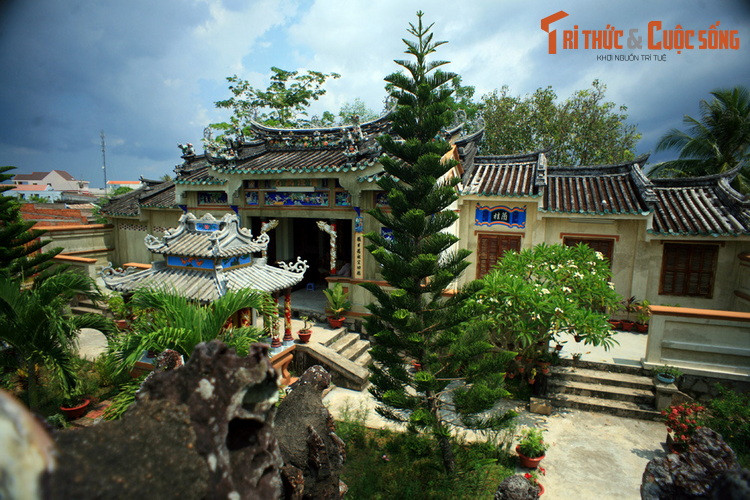 Khu đền là một ngôi nhà hai gian ba chái, được xây dựng theo lối kiến trúc kiểu đình chùa truyền thống của người Hoa. Đây chính là nơi ẩn giấu một điều bất ngờ của khu lăng mộ.