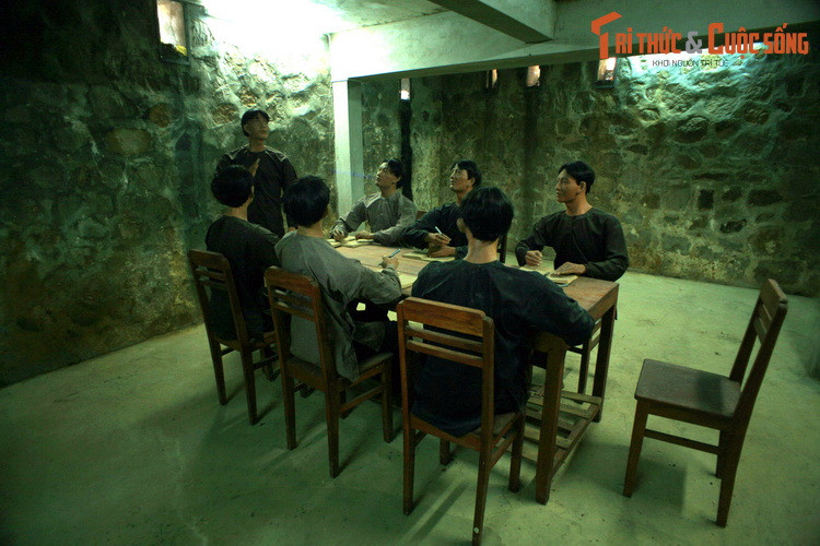 Đường hầm này dẫn vào một gian phòng lớn, chứa được đến vài chục người. Được ngụy trang dưới vỏ bọc của một địa điểm sinh hoạt tâm linh kỳ bí, khu hầm phía dưới lăng mộ Hội đồng Suông đã được sử dụng như một cơ sở cách mạng trong suốt nhiều năm.