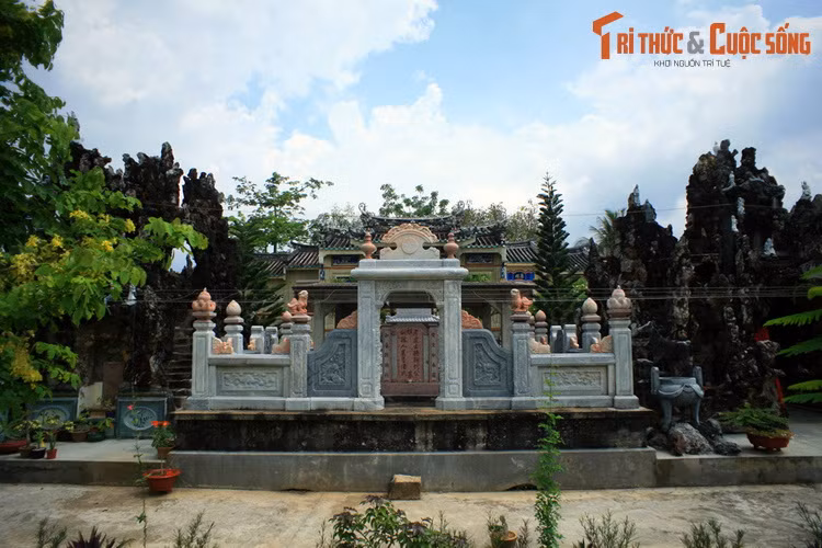 Theo các tư liệu lịch sử, Hội đồng Suông tên thật Hà Mỹ Suông, là một đại điền chủ người Việt gốc Hoa có thế lực rất lớn ở đất Hà Tiên xưa. Vào năm 1936, ông đã chi khoảng 3.000 lạng vàng để xây mộ cho cha mẹ.