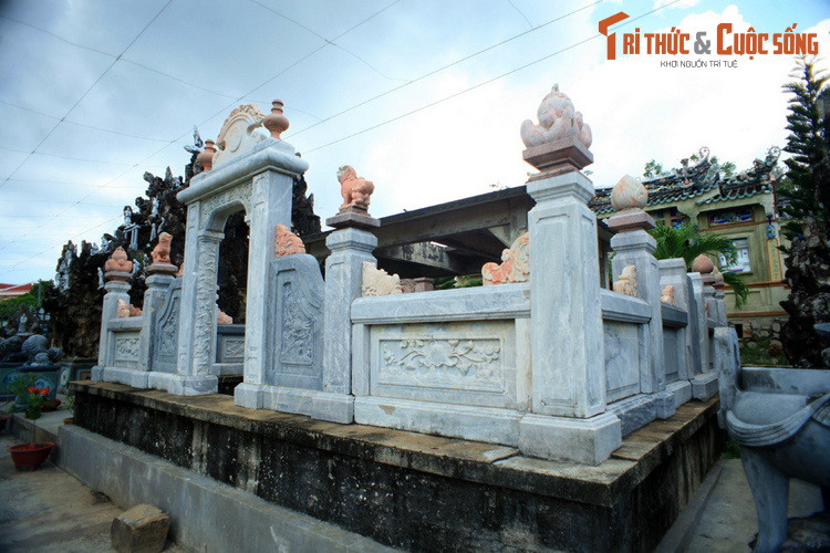 Ông đã thuê 60 người gánh đất suốt 6 tháng đắp nên một quả đồi cao 5 mét để tạo mặt bằng xây mộ. Ông mất khi khu lăng mộ hoành tráng xây dựng cho cha mẹ vẫn còn dang dở. Đến năm 1938 thì khu mộ hoàn thành.