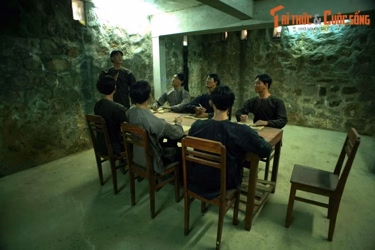 Đường hầm này dẫn vào một gian phòng lớn, chứa được đến vài chục người. Được ngụy trang dưới vỏ bọc của một địa điểm sinh hoạt tâm linh kỳ bí, khu hầm phía dưới lăng mộ Hội đồng Suông đã được sử dụng như một cơ sở cách mạng trong suốt nhiều năm.