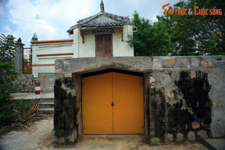 Theo đó, dưới nền của đền thờ là một tầng hầm rộng hàng trăm mét. Lối vào khu hầm được xây dựng ở góc phía Tây khu lăng mộ, thoạt nhìn có thể lầm tưởng là một nhà kho.