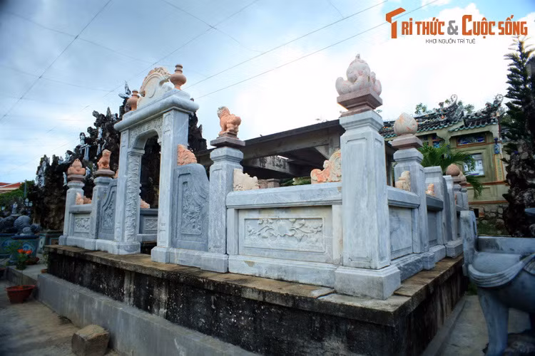 Ông đã thuê 60 người gánh đất suốt 6 tháng đắp nên một quả đồi cao 5 mét để tạo mặt bằng xây mộ. Ông mất khi khu lăng mộ hoành tráng xây dựng cho cha mẹ vẫn còn dang dở. Đến năm 1938 thì khu mộ hoàn thành.