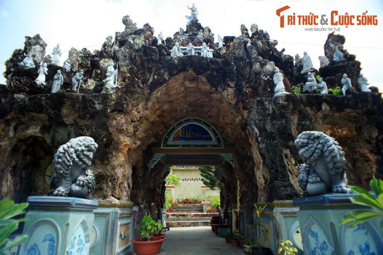 Hai bên mộ có hai hòn non bộ rất lớn được làm bằng đá ong, cũng là hai vòm cổng dẫn vào đền thờ ở phía trong cùng của quần thể lăng mộ.