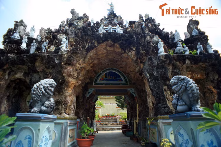 Hai bên mộ có hai hòn non bộ rất lớn được làm bằng đá ong, cũng là hai vòm cổng dẫn vào đền thờ ở phía trong cùng của quần thể lăng mộ.