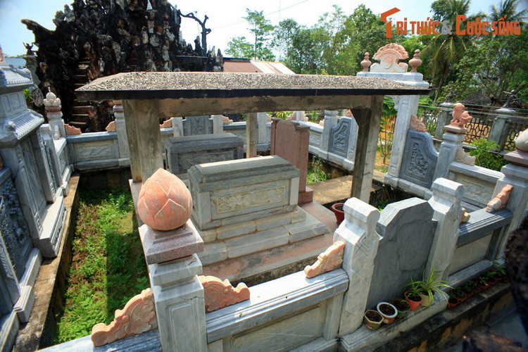 Về tổng quan, lăng mộ Hội đồng Suông là một quần thể kiến trúc phức tạp, với trung tâm là nơi đặt mộ phần có diện tích 7 mét x 7 mét, được xây hoàn toàn bằng đá cẩm thạch nhập từ Italia.