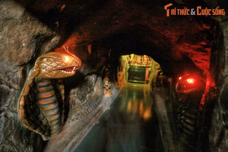 Theo giai thoại, có đôi mãng xà to lớn dị thường ở trong hang ấy. Từ khi bà Thơ đến tu, đôi mãng xà thường đến nằm im lắng nghe kinh kệ. Bà đặt tên chúng là Thanh Xà, Bạch Xà và sau khi bà qua đời, đôi mãng xà cũng bỗng dưng biến mất.