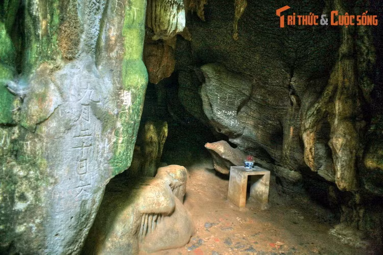 Bên cạnh các công trình kiến trúc cổ, Bích Động là nơi có một hệ thống hang động độc đáo, gồm động Tối phía sau chùa Trung và động Xuyên Thủy xuyên qua gầm núi chùa Bích Động. Đây chính là nét độc đáo, làm cho chùa hoà nhập với cảnh trí thiên nhiên ngoạn mục.