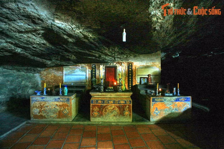 Khu vực chính điện của chùa Hang Lý Sơn có diện tích gần 500m2, trần hang cao trung bình 3m. Trong hang có bàn thờ các Phật Di Đà, Như Lai, Di Lặc ở trung tâm. Ngoài ra còn các bàn thờ tổ Đạt Ma, bàn thờ 12 Diêm Vương, bàn thờ các sư trụ trì và tiền hiền làng An Hải.