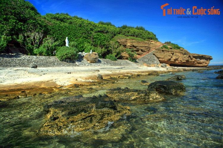 Bãi biển trước chùa là địa điểm lý tưởng để cảm nhận khung cảnh thiên nhiên hùng vĩ đặc trưng của đảo Lý Sơn với những ghềnh đá nham thạch nhấp nhô trên mặt nước biển trong vắt và các vách đá kỳ vĩ của núi Thới Lới.