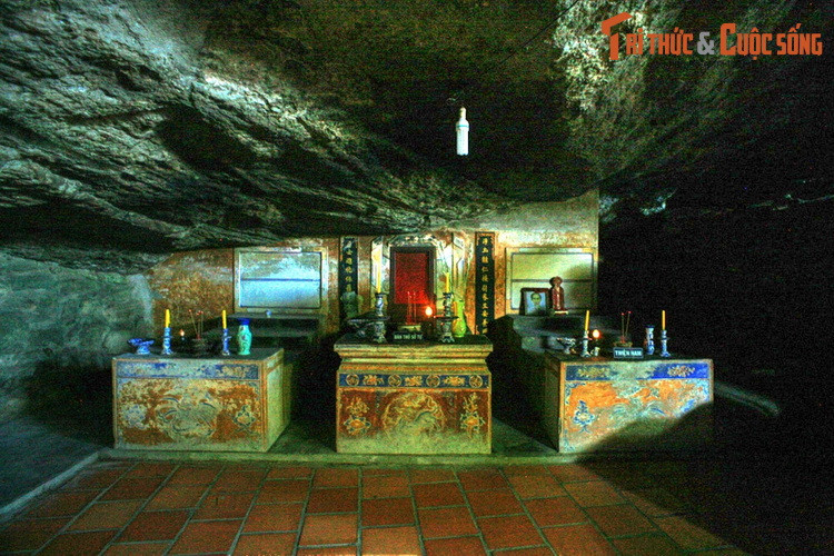 Khu vực chính điện của chùa Hang Lý Sơn có diện tích gần 500m2, trần hang cao trung bình 3m. Trong hang có bàn thờ các Phật Di Đà, Như Lai, Di Lặc ở trung tâm. Ngoài ra còn các bàn thờ tổ Đạt Ma, bàn thờ 12 Diêm Vương, bàn thờ các sư trụ trì và tiền hiền làng An Hải.