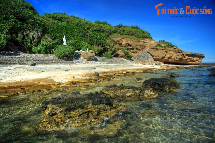 Bãi biển trước chùa là địa điểm lý tưởng để cảm nhận khung cảnh thiên nhiên hùng vĩ đặc trưng của đảo Lý Sơn với những ghềnh đá nham thạch nhấp nhô trên mặt nước biển trong vắt và các vách đá kỳ vĩ của núi Thới Lới.