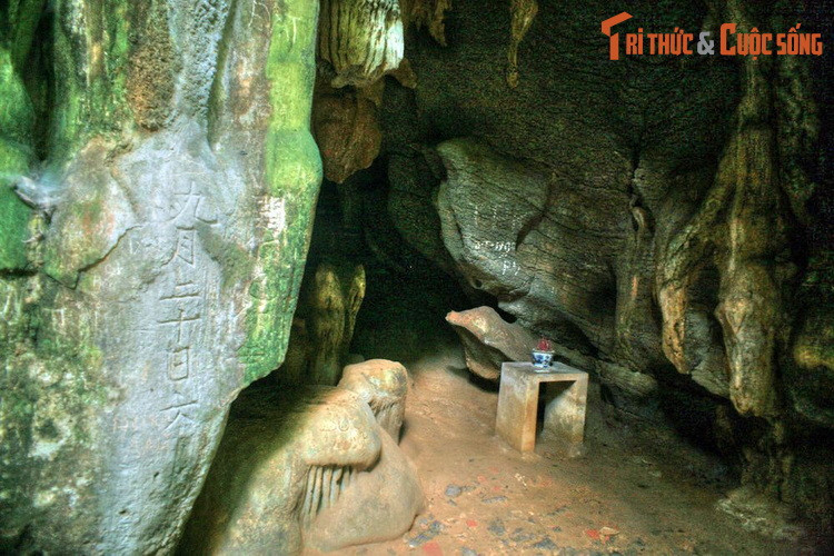 Bên cạnh các công trình kiến trúc cổ, Bích Động là nơi có một hệ thống hang động độc đáo, gồm động Tối phía sau chùa Trung và động Xuyên Thủy xuyên qua gầm núi chùa Bích Động. Đây chính là nét độc đáo, làm cho chùa hoà nhập với cảnh trí thiên nhiên ngoạn mục.