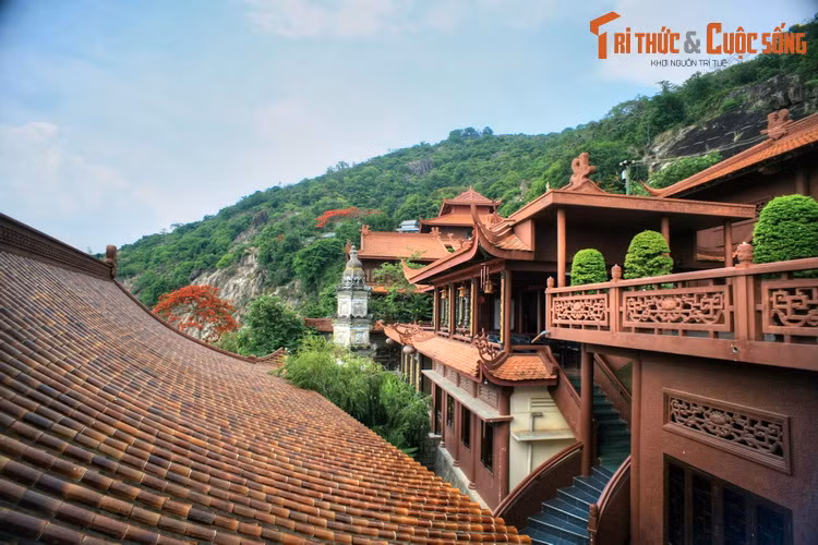  3. Miền Nam: Chùa Hang Châu Đốc (An Giang). Tọa lạc trên triền núi Sam, thuộc địa phận thành phố Châu Đốc, tỉnh An Giang, chùa Phước Điền hay chùa Hang Châu Đốc là một là một thắng cảnh nổi tiếng của miền Tây Nam Bộ.