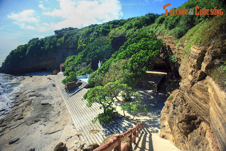  2. Miền Trung: Chùa Hang Lý Sơn (Quảng Ngãi). Được lập ra dưới triều vua Lê Kính Tông (1599 - 1619), chùa Hang (tên chữ là Thiên Khổng Thạch Tự, nghĩa là Chùa đá trời sinh) ở đảo Lý Sơn (Quảng Ngãi) nằm trong hang đá của núi Thới Lới - một núi lửa cổ xưa trong khu vực.