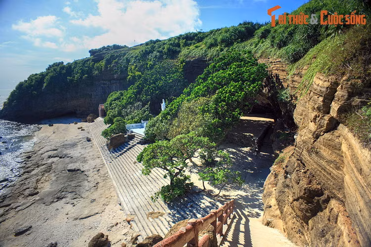  2. Miền Trung: Chùa Hang Lý Sơn (Quảng Ngãi). Được lập ra dưới triều vua Lê Kính Tông (1599 - 1619), chùa Hang (tên chữ là Thiên Khổng Thạch Tự, nghĩa là Chùa đá trời sinh) ở đảo Lý Sơn (Quảng Ngãi) nằm trong hang đá của núi Thới Lới - một núi lửa cổ xưa trong khu vực.