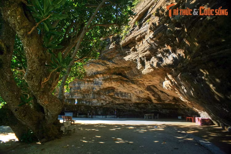 Chùa được làm hai phần chính là sân chùa và chính điện, trong đó sân chùa được hang che phủ một phần, còn chính điện nằm hoàn toàn trong hang.