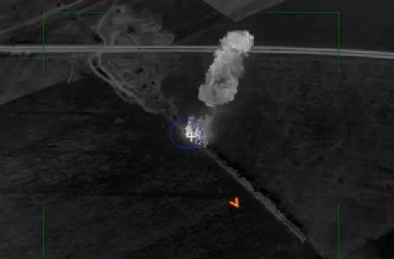 Đoạn video do Nga công bố cho thấy 2 bệ phóng tên lửa Himars của Ukraine bắt đầu di chuyển vị trí sau khi được phóng. Máy bay không người lái của Nga đã theo dõi và khóa mục tiêu, khi chúng đang giảm tốc độ thì bất ngờ một quả tên lửa bất ngờ bắn trúng và bệ phóng tên lửa nổ tung, sau đó chiếc thứ hai đi không xa đã bị kích nổ. Ảnh: Regnum.ru.