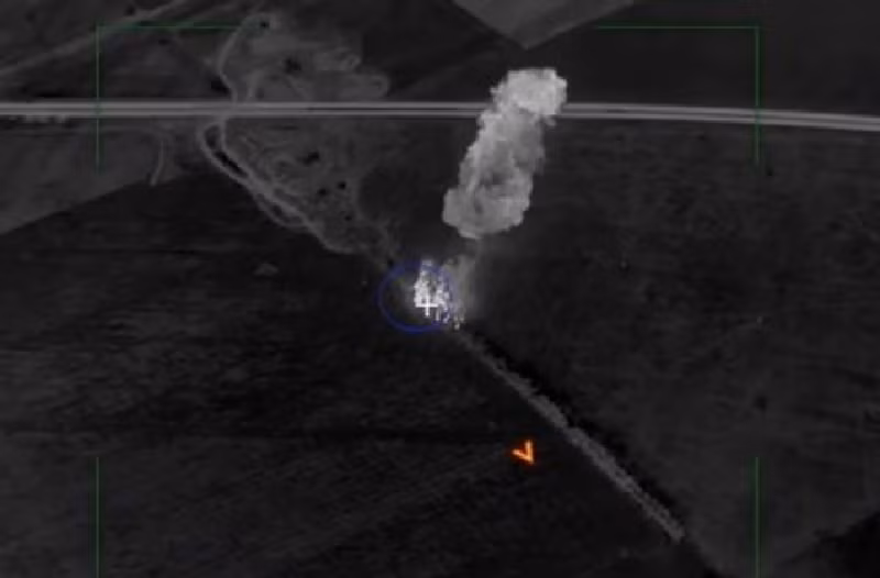 Đoạn video do Nga công bố cho thấy 2 bệ phóng tên lửa Himars của Ukraine bắt đầu di chuyển vị trí sau khi được phóng. Máy bay không người lái của Nga đã theo dõi và khóa mục tiêu, khi chúng đang giảm tốc độ thì bất ngờ một quả tên lửa bất ngờ bắn trúng và bệ phóng tên lửa nổ tung, sau đó chiếc thứ hai đi không xa đã bị kích nổ. Ảnh: Regnum.ru.