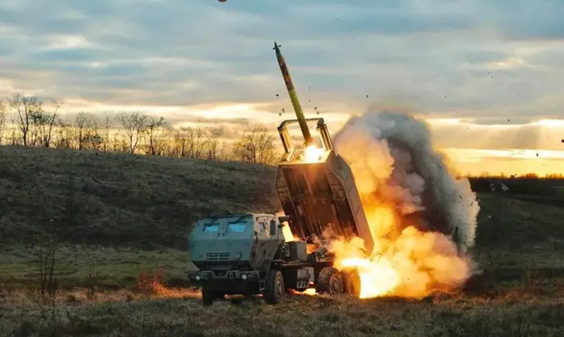 Trong cuộc xung đột, nhiều đoàn xe quân sự, kho đạn dược và các mục tiêu khác của Nga đã bị tấn công bằng loại vũ khí này, gây tổn thất nặng nề; các đồng minh NATO sau đó đã cung cấp cho Ukraine ngày càng nhiều bệ phóng tên lửa Himars, và hàng chục chiếc khác có thể đã được gửi đến Ukraine thông qua các kênh bí mật. Ảnh: Sohu.