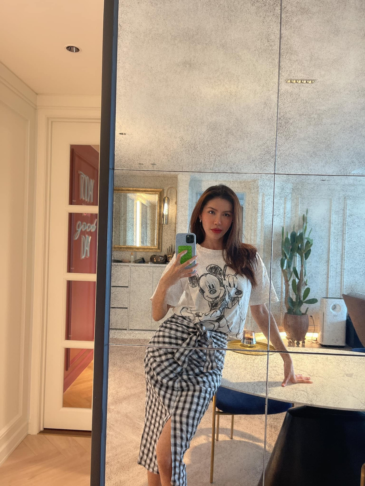 Dù ở trong nhà nhưng Minh Tú vẫn có nhiều góc để "sống ảo". Ảnh: FBNV