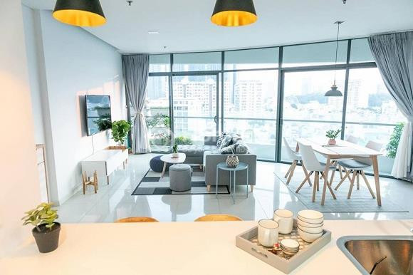 Với việc sử dụng kính làm vật liệu chủ đạo, căn nhà luôn sáng sủa, ngập tràn ánh nắng. Ảnh: Homedy