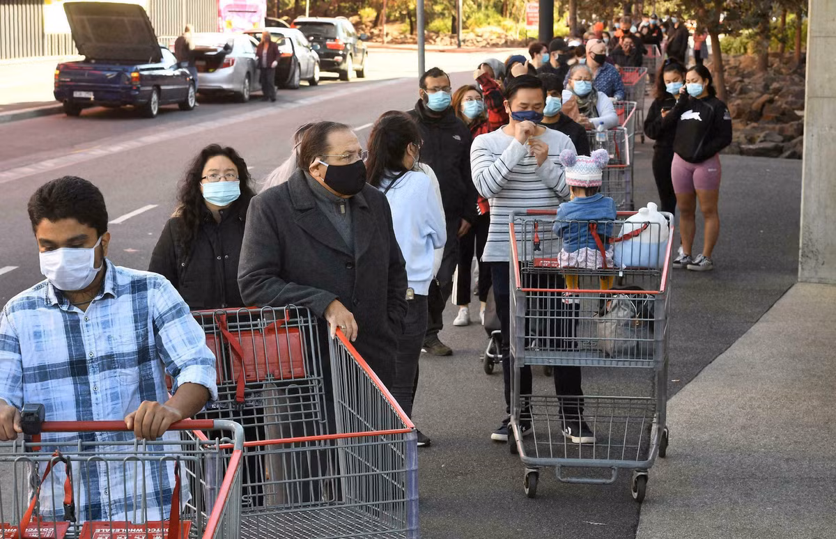 Cuoc song ben trong thanh pho bi phong toa lau nhat the gioi vi COVID-19-Hinh-2