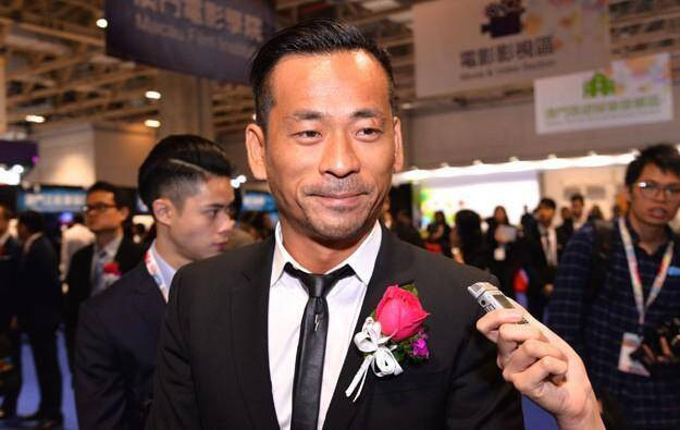 Từ năm 2007, Châu Trác Hoa đã đăng ký kinh doanh sòng bạc tại một số địa điểm hợp pháp của Trung Quốc như Macau, Hong Kong.