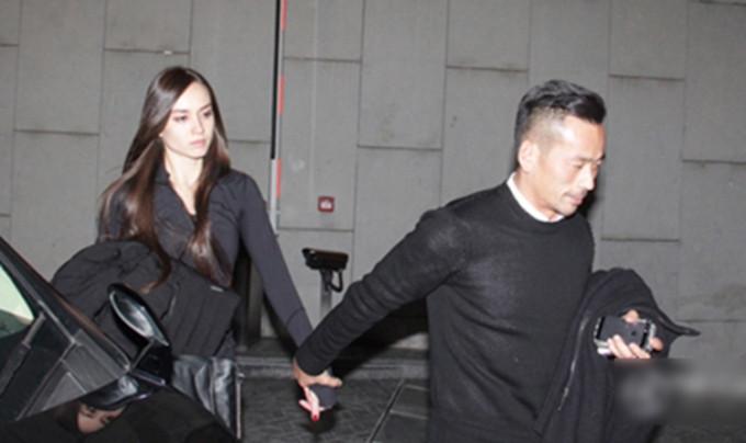 Không chỉ nổi tiếng với khối tài sản đồ sộ, Châu Trác Hoa từng nhiều lần thành tâm điểm làng giải trí vì phong cách ăn chơi, bị gọi là "đại gia phong lưu.