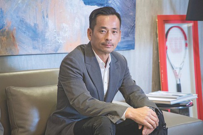 Bắt đầu từ năm 2016, tỷ phú sòng bài còn mở nền tảng đánh bạc trực tuyến xuyên quốc gia, có máy chủ đặt tại Philippines.