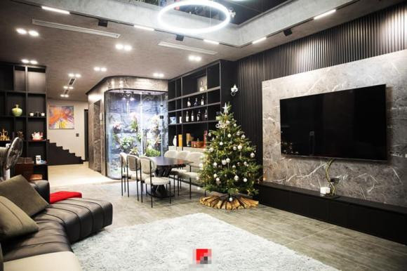 Cây thông Noel lộng lẫy trở thành điểm nhấn của căn phòng.