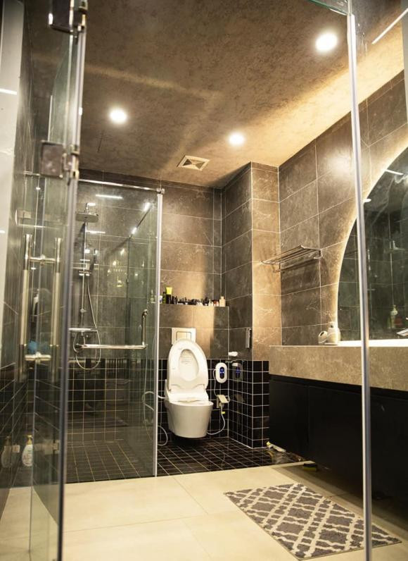 Phòng tắm với nội thất hiện đại.