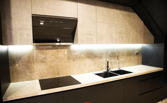 Phòng bếp theo phong cách hiện đại đang được hoàn thiện.