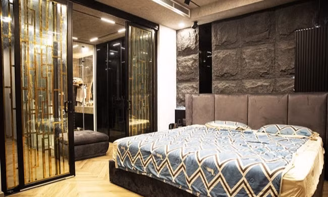 Phòng ngủ thiết kế mở với các phòng khác giúp không gian trở nên thoáng đãng hơn.