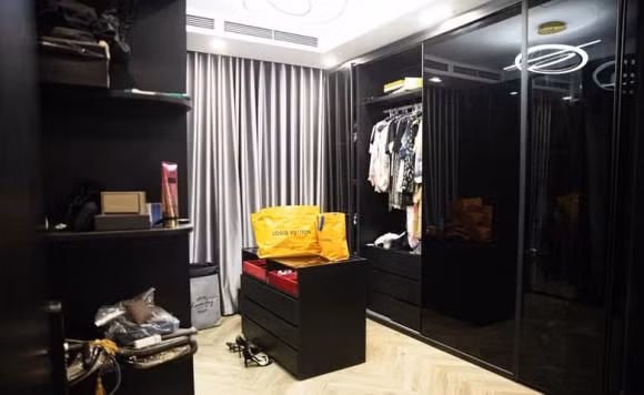 Phòng thay đồ với hệ tủ lớn.