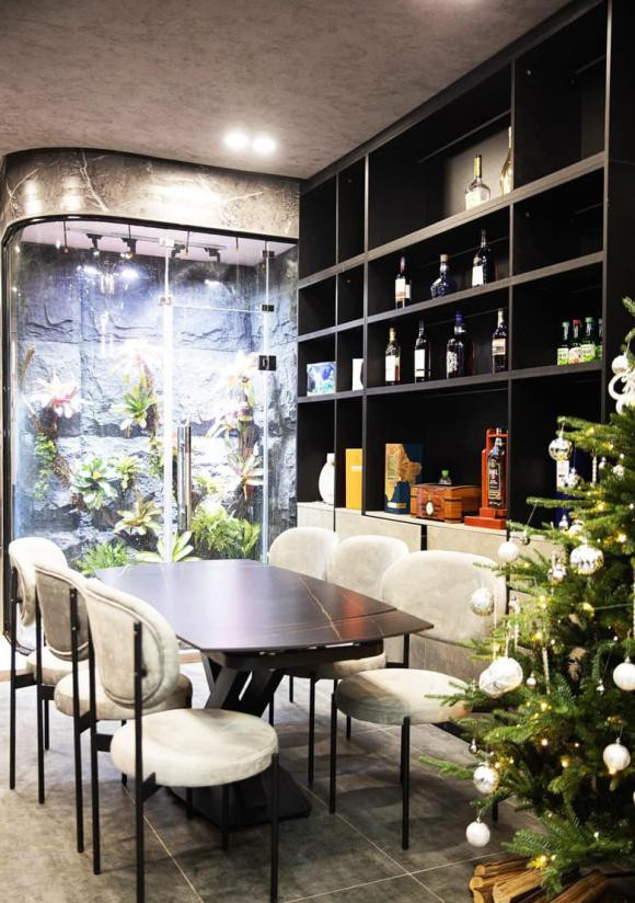 Bàn ăn sang trọng được bố trí cạnh khu vực giếng trời lấy ánh sáng.