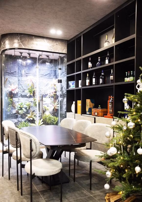 Bàn ăn sang trọng được bố trí cạnh khu vực giếng trời lấy ánh sáng.