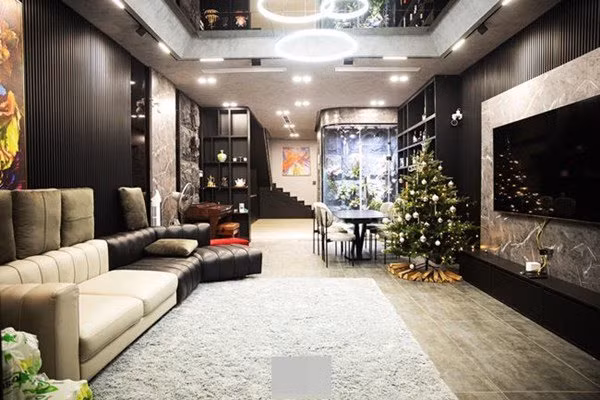 Phòng khách với gam màu trầm tạo không gian sang trọng, không kém phần ấm áp.