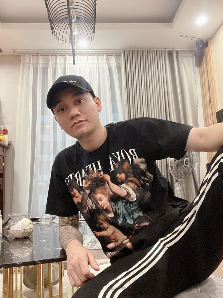 Là một nhạc sĩ, ca sĩ với nhiều bản hit đình khám, Khắc Việt có thu nhập không hề nhỏ. Khắc Việt sở hữu một số căn hộ ở Hà Nội, TP HCM và xây cả biệt thự ở quê.