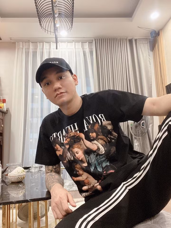 Là một nhạc sĩ, ca sĩ với nhiều bản hit đình khám, Khắc Việt có thu nhập không hề nhỏ. Khắc Việt sở hữu một số căn hộ ở Hà Nội, TP HCM và xây cả biệt thự ở quê.