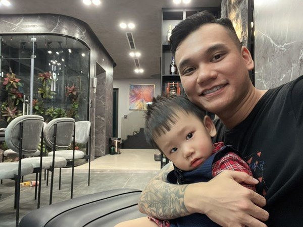 Dù không tiết lộ cụ thể giá trị nơi ở mới song người hâm mộ cũng đoán được ca sĩ Khắc Việt phải bỏ ra số tiền không nhỏ để sở hữu biệt thự 5 tầng với nội thất hiện đại.