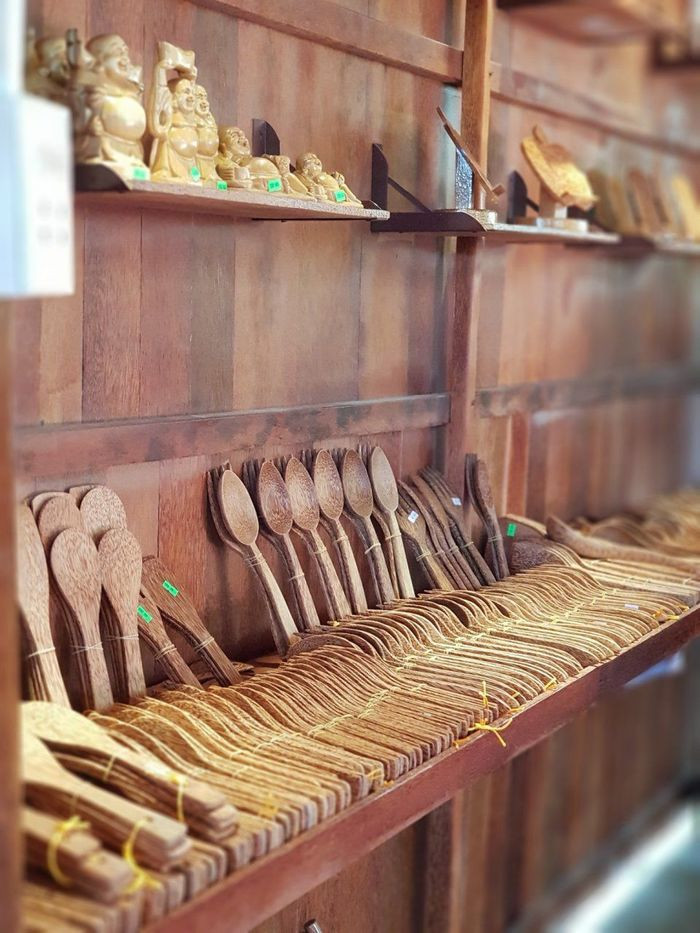 Những món đồ thủ công cũng từ dừa mà ra. Ảnh: Tạp chí du lịch TP.HCM